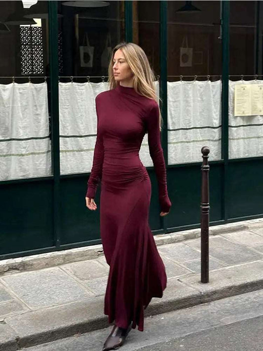 Sophistiquée et intemporelle : robe col roulé ajustée avec manches plissées pour un style chic cet automne-hiver.