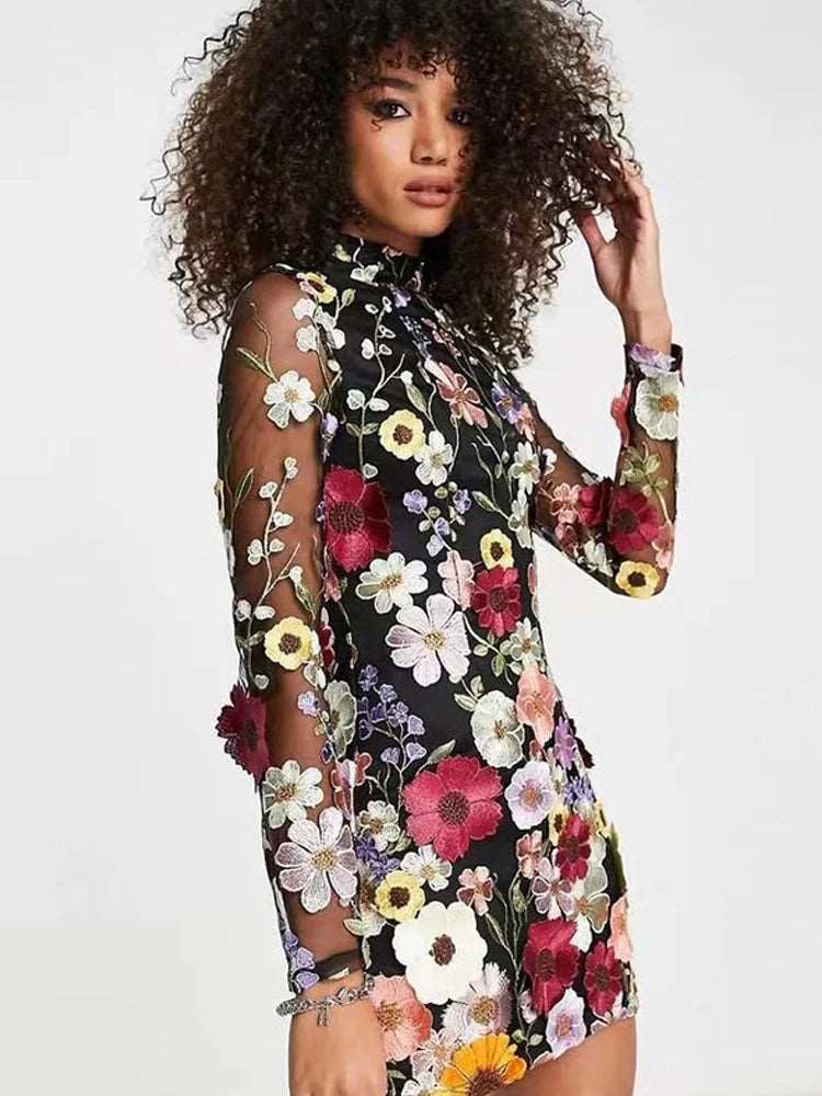 Robe courte, brodée de fleurs, manches longues, transparentes, dos nu, luxury nights NEITH