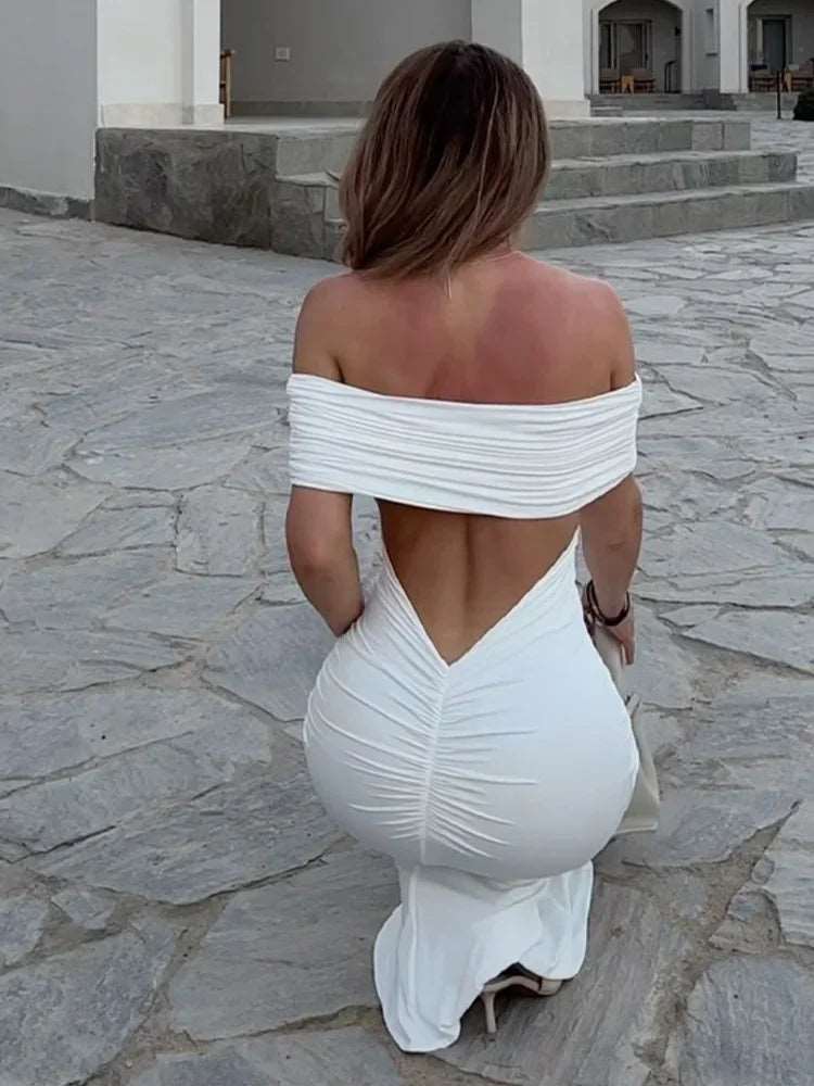 Découvrez la robe longue sirène à découpes élégantes, alliance de sophistication et sensualité. Avec son dos nu et épaules dénudées, cette robe chic est parfaite pour les occasions spéciales d'été. Soyez prête à faire tourner les têtes!