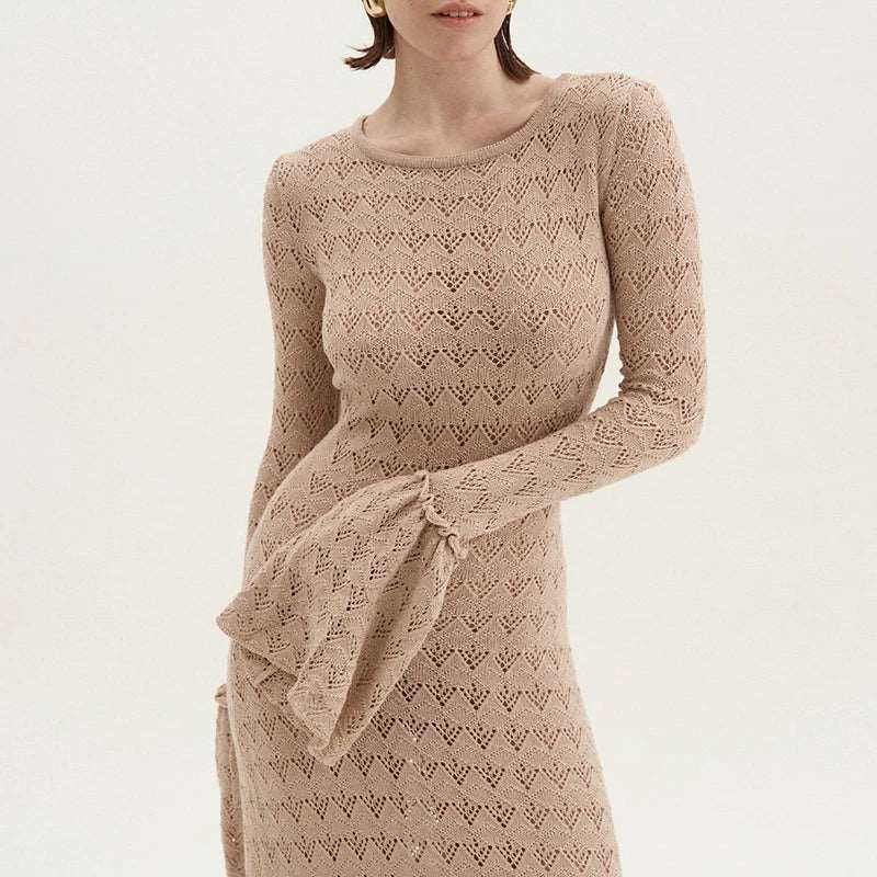 Élégance assurée avec notre robe crochetée chic à manches évasées pour vos soirées d'automne.