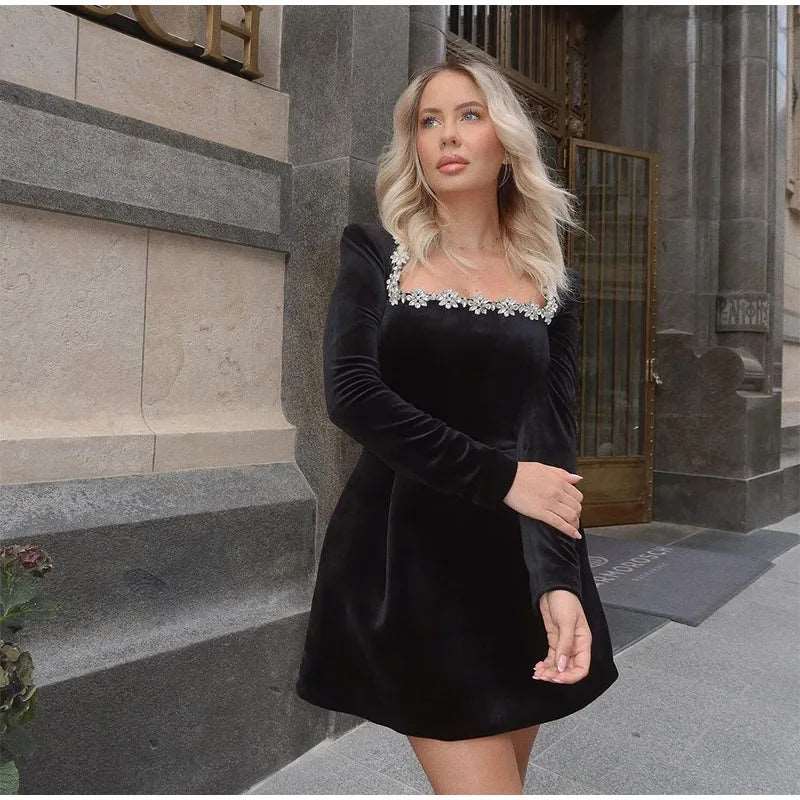 Robe en velours à col carré : élégance perlée et taille haute pour vos soirées de Noël.