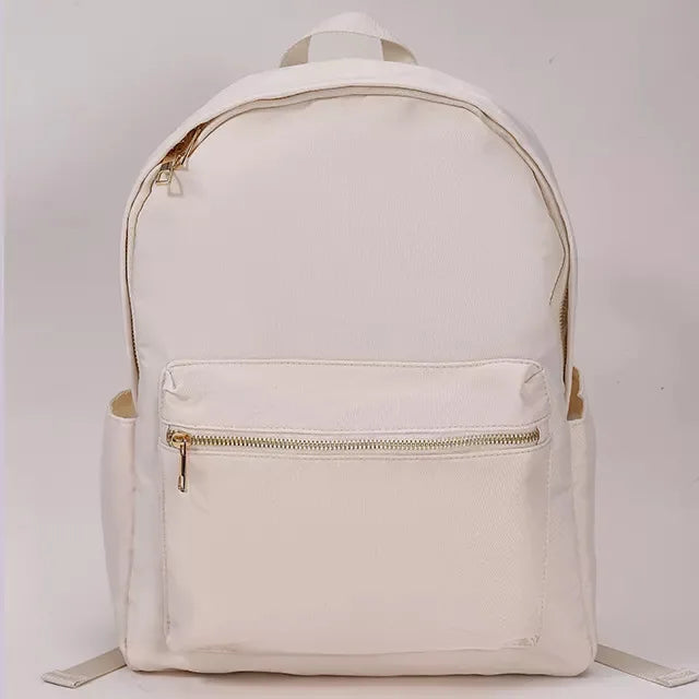 Préparez vos enfants pour la rentrée scolaire avec ce sac à dos en nylon, décoré de lettres en chenille que vous pouvez personnaliser. Conçu pour résister aux aventures quotidiennes tout en ajoutant une touche personnelle à leur look.