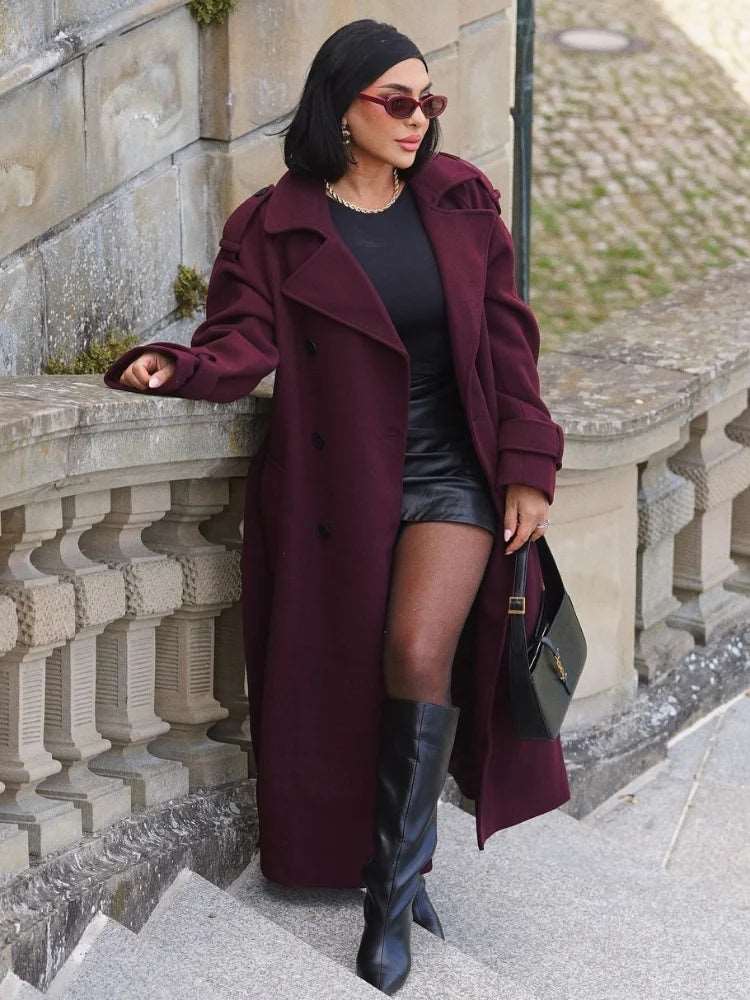 Manteau long bordeaux en laine : ceinture et col rabattu pour un style élégant en automne.